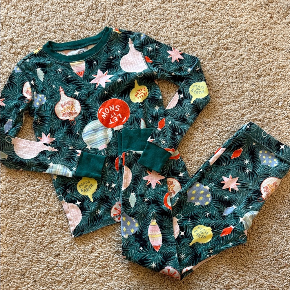 Old navy Festive Kids Pajamas - Green with Holiday Prints sz 8 EUC